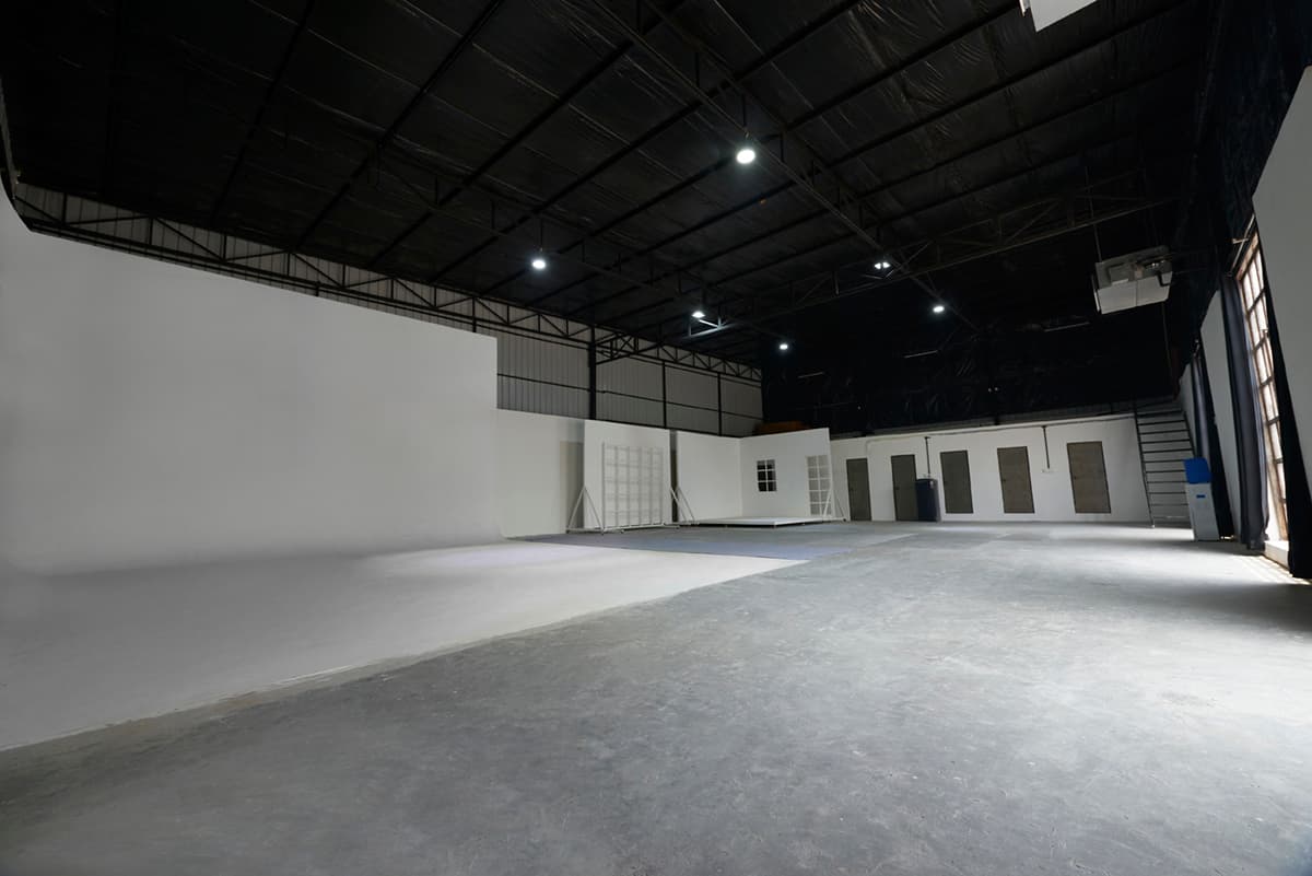 The Sunlit Cyclorama - Image 4