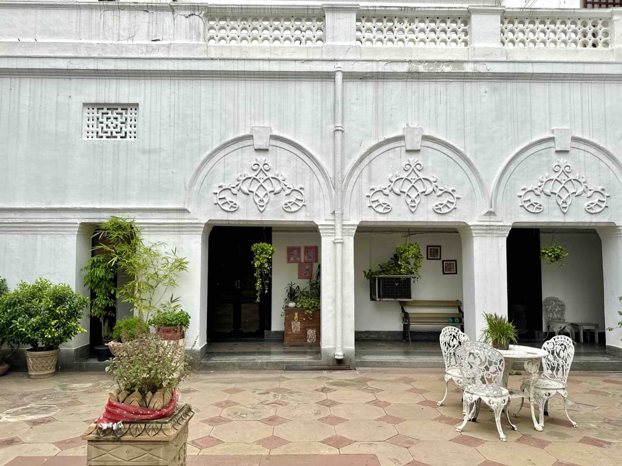 Colonial Courtyard of Lutyen's Delhi - Image 5